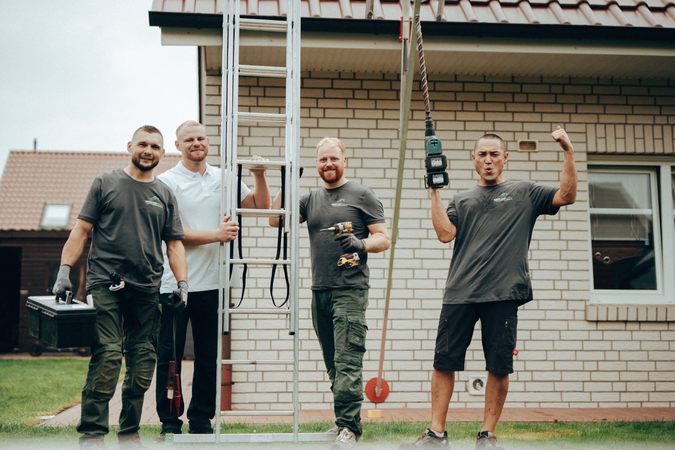 Das Team von Green Lion Energy vor einem Wohnhaus in Delmenhorst